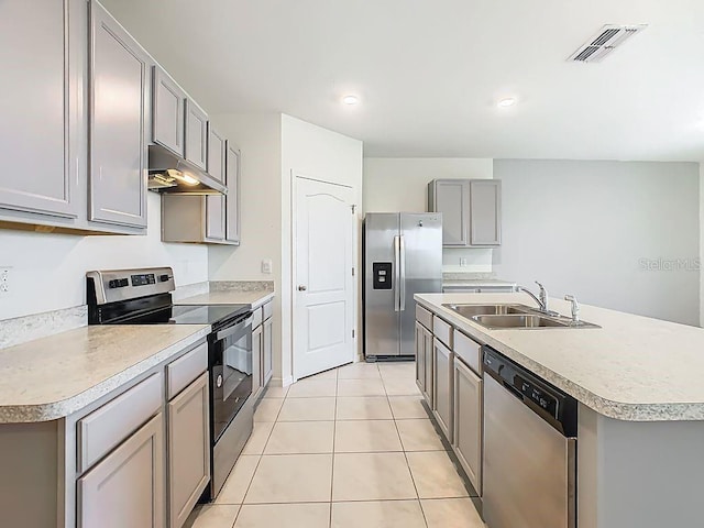 313 Sofia Ln, Lake Alfred, FL 33850 - kitchen featuring stainless steel appliances, gray cabinets, under cabinet range hood, light tile patterned floors, and light countertops