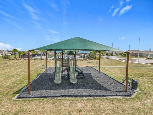 313 Sofia Ln, Lake Alfred, FL 33850 - communal playground with a yard