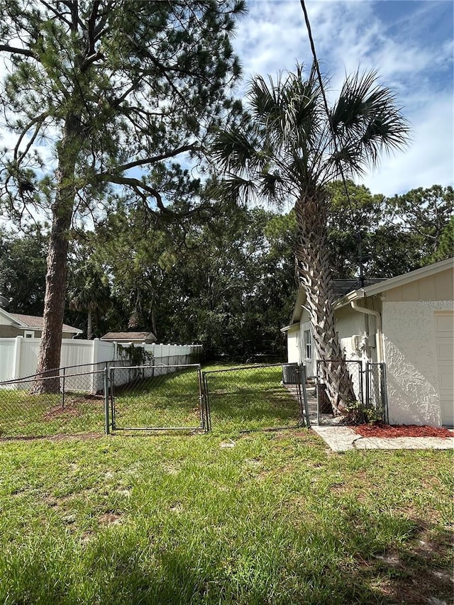 9504 W Cluster Ave, Tampa, FL 33615 - view of yard with a gate