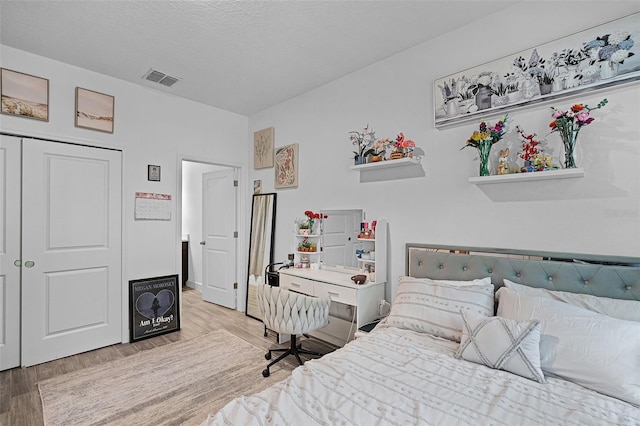 461 Diamond Dove Cv, Winter Springs, FL 32708 - bedroom featuring light wood finished floors, a closet, and a textured ceiling