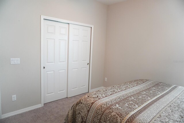 bedroom with carpet flooring and a closet