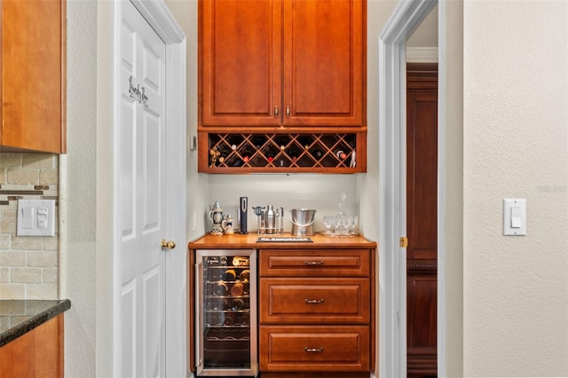 11613 Swift Water Cir, Orlando, FL 32817 - indoor dry bar featuring beverage cooler and decorative backsplash
