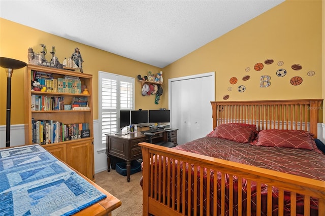 1048 Woodsong Way, Clermont, FL 34714 - bedroom featuring light carpet, a textured ceiling, lofted ceiling, and a closet
