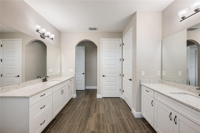 10180 Merrymeeting Bay Dr, Winter Garden, FL 34787 - full bath featuring two vanities and wood finish floors