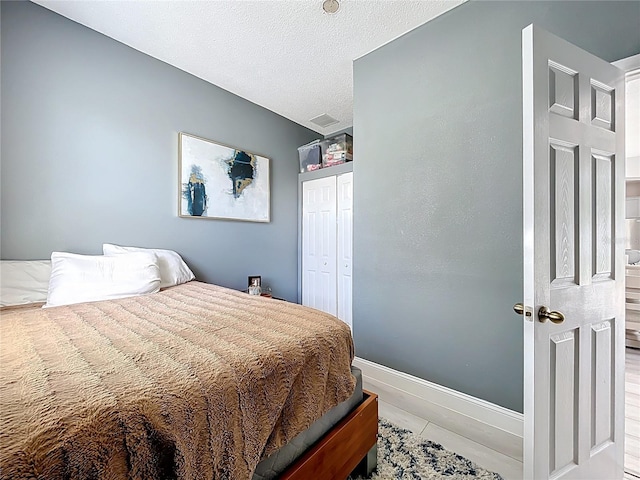 238 Hunt St, Clermont, FL 34711 - bedroom featuring a closet and a textured ceiling