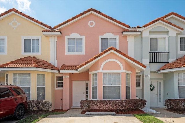 1176 S Beach Cir, Kissimmee, FL 34746 - townhome / multi-family property with a tile roof and stucco siding
