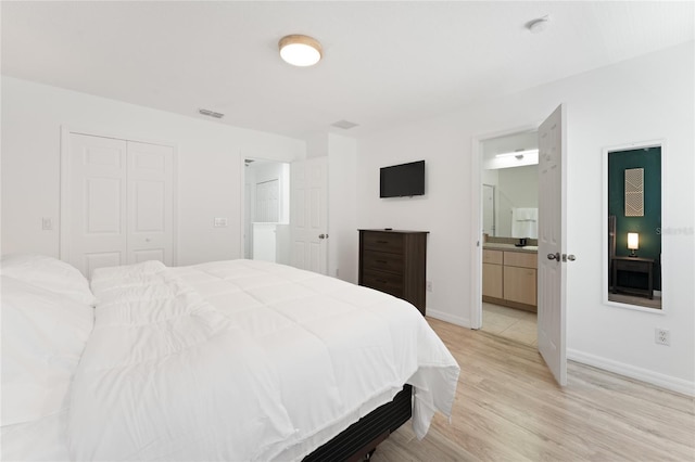 1176 S Beach Cir, Kissimmee, FL 34746 - bedroom featuring light wood-style flooring, ensuite bathroom, and a closet