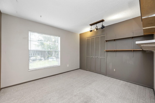 9001 New Orleans Ct, Orlando, FL 32818 - unfurnished bedroom featuring carpet, a closet, and a textured ceiling