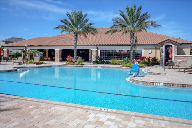 2338 Clemblue Rd, Clermont, FL 34715 - community pool with a patio area