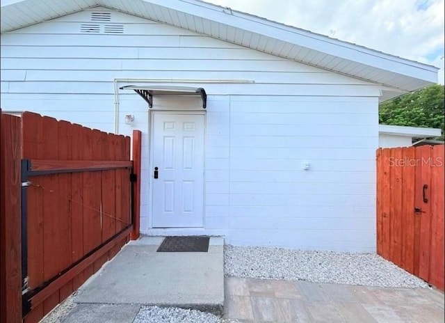 904 15th St NE, Winter Haven, FL 33881 - garage with a gate