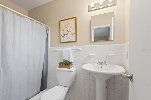 575 Ave M SE, Winter Haven, FL 33880 - bathroom featuring tile walls, a wainscoted wall, and a shower with shower curtain