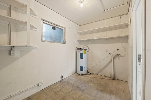 575 Ave M SE, Winter Haven, FL 33880 - laundry area featuring electric water heater