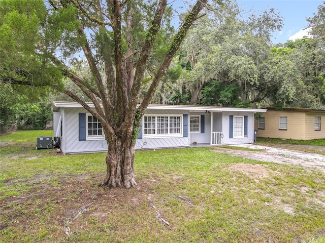 131 E 3rd Ct, Chuluota, FL 32766 - ranch-style home with a porch and a front lawn