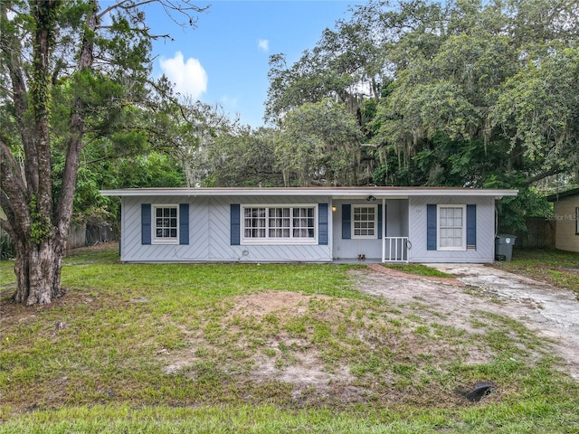 131 E 3rd Ct, Chuluota, FL 32766 - view of front facade featuring covered porch and a front lawn