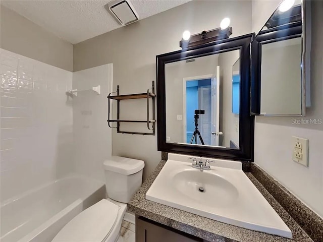 1709 Shady Ridge Ct Unit 243, Orlando, FL 32807 - bathroom with vanity, a textured ceiling, and washtub / shower combination
