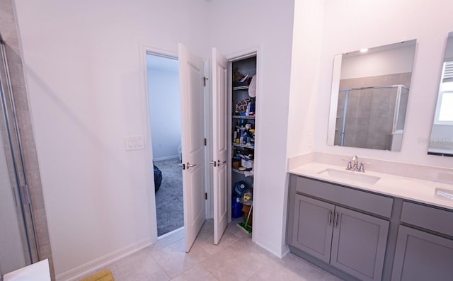 4152 Pino St, Apopka, FL 32712 - ensuite bathroom with a tile shower, vanity, a spacious closet, and tile patterned floors