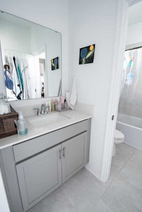 4152 Pino St, Apopka, FL 32712 - full bath featuring vanity, tile patterned floors, and shower / bathtub combination with curtain