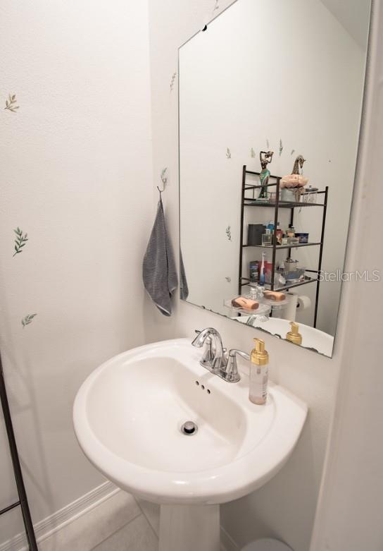 4152 Pino St, Apopka, FL 32712 - bathroom featuring a sink