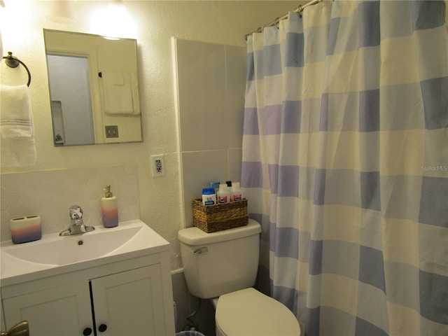 5010 Shoshone St, Orlando, FL 32819 - full bath featuring backsplash, vanity, a textured wall, and a shower with curtain