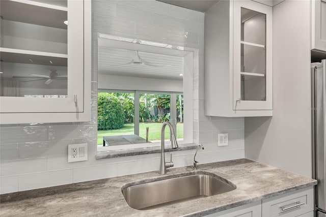 91 Minnehaha Cir, Maitland, FL 32751 - kitchen featuring ceiling fan, glass insert cabinets, white cabinets, and tasteful backsplash