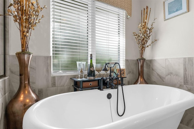 9342 Bay Vista Estates Blvd, Orlando, FL 32836 - bathroom view of a soaking tub