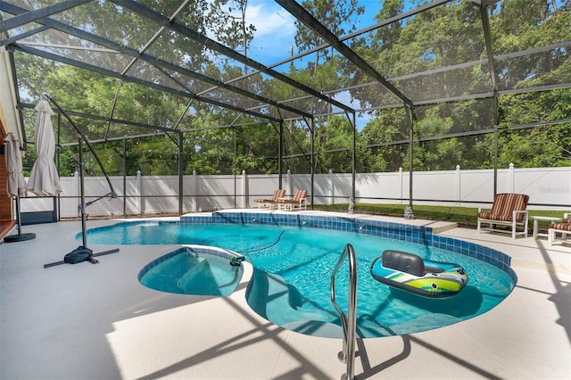 9342 Bay Vista Estates Blvd, Orlando, FL 32836 - view of swimming pool featuring a patio area, a fenced backyard, a pool with connected hot tub, and a lanai
