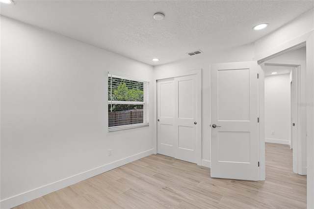 610 Huntly Ln, Winter Springs, FL 32708 - unfurnished bedroom featuring a textured ceiling, light wood-type flooring, a closet, and recessed lighting