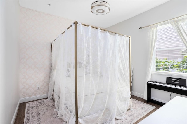 2540 Wembleycross Way, Orlando, FL 32828 - bathroom featuring wood finished floors, a shower with curtain, and wallpapered walls