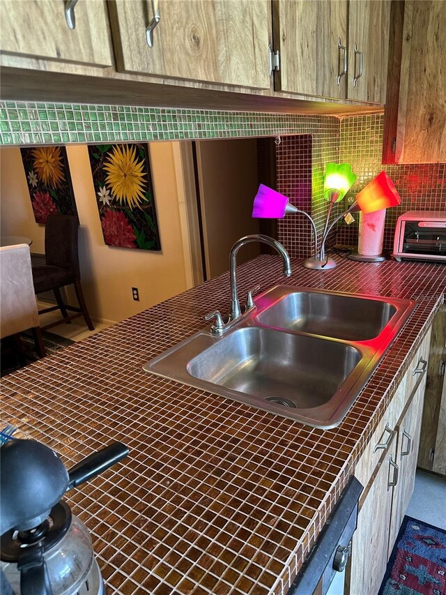 3279 Westridge Blvd Unit 204, Orlando, FL 32822 - kitchen featuring tile countertops and backsplash