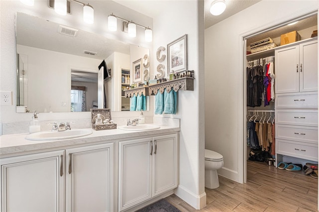 1668 Wilson Prairie Cir, Groveland, FL 34736 - full bath featuring double vanity, wood finished floors, and a spacious closet