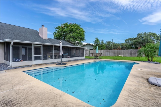 5361 Jade Cir, Belle Isle, FL 32812 - view of swimming pool with a sunroom, a fenced backyard, and a patio area