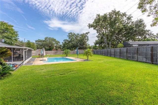 5361 Jade Cir, Belle Isle, FL 32812 - fenced backyard with a sunroom and a patio