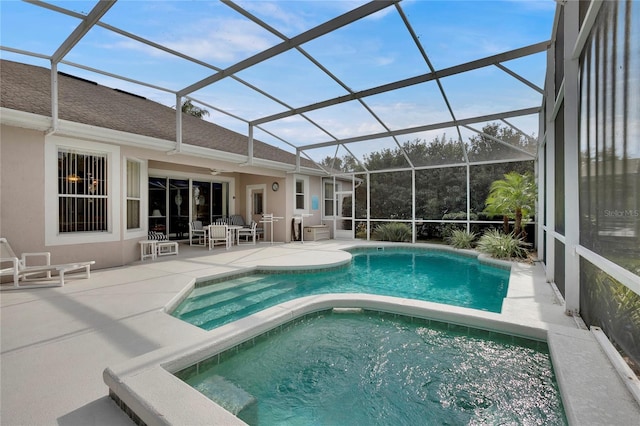 429 Belfry Dr, Davenport, FL 33897 - swimming pool featuring an in-ground hot tub, a patio area, and glass enclosure