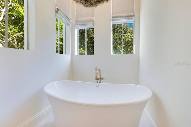 6186 Louise Cove Dr, Windermere, FL 34786 - bathroom featuring a soaking tub