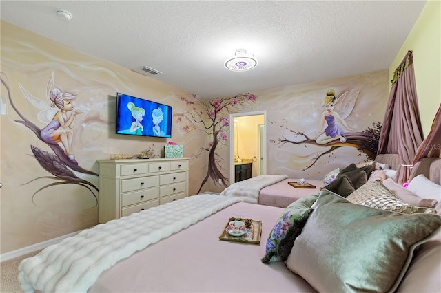 8020 Oak Shadow Ct, Davenport, FL 33837 - carpeted bedroom featuring ensuite bath and a textured ceiling