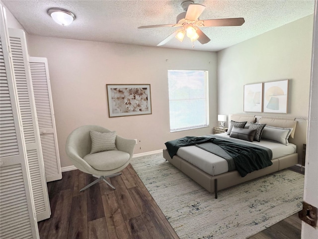 bedroom with wood finished floors, a textured ceiling, and a ceiling fan