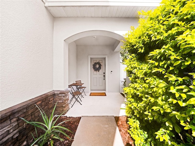 2556 Ocoee Reserve Ct, Ocoee, FL 34761 - property entrance with stucco siding