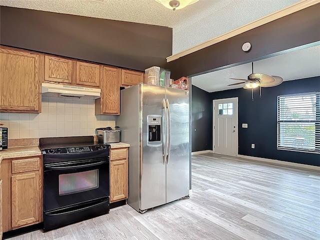 1510 Chatsworth Ave, Deltona, FL 32738 - kitchen featuring black appliances, under cabinet range hood, tasteful backsplash, light wood finished floors, and a ceiling fan