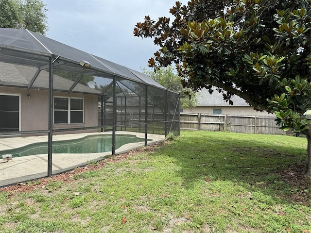 2116 New Victor Rd, Ocoee, FL 34761 - fenced backyard featuring a patio and glass enclosure