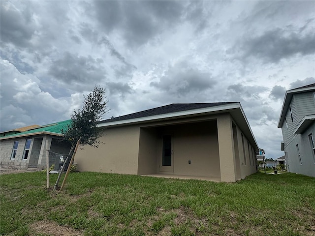 4038 Sagefield Dr, Harmony, FL 34773 - back of property with stucco siding and a lawn