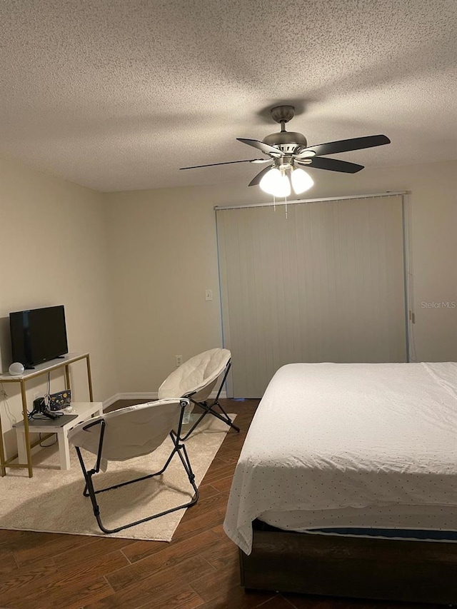 532 Koala Dr, Kissimmee, FL 34759 - bedroom featuring dark wood-style flooring, a ceiling fan, and a textured ceiling