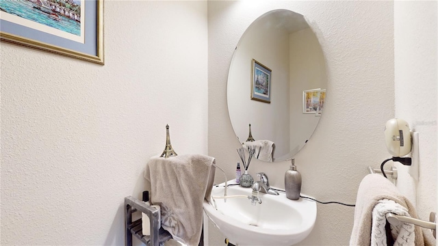 16250 Firedragon Dr, Winter Garden, FL 34787 - bathroom with a sink and a textured wall