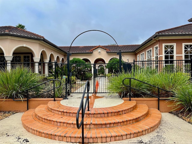 5566 Metrowest Blvd Unit 2-105, Orlando, FL 32811 - surrounding community featuring a gate
