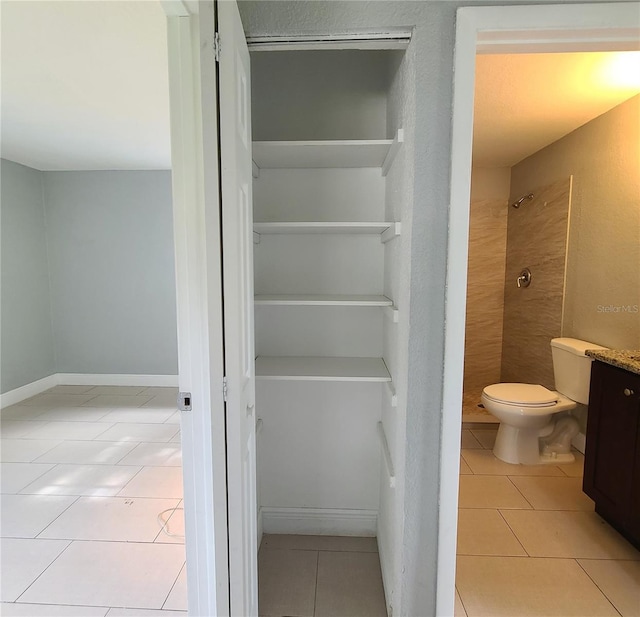 4118 Kirkland Blvd, Orlando, FL 32811 - bathroom featuring tile patterned flooring, a tile shower, and vanity
