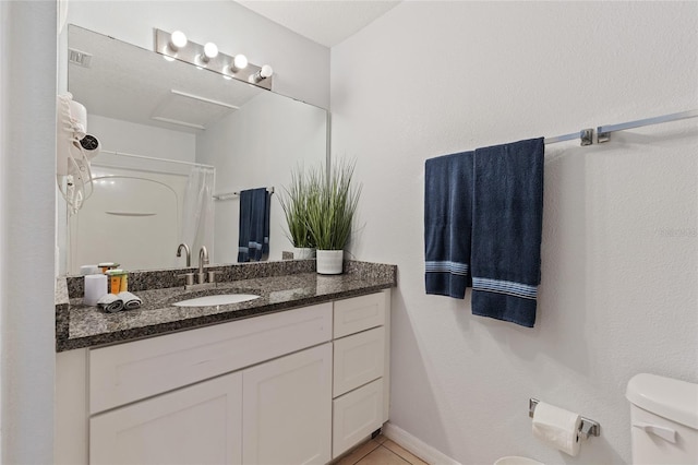 2786 Club Cortile Cir Unit B, Kissimmee, FL 34746 - full bath featuring vanity and a shower with shower curtain