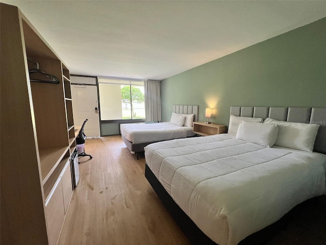 5245 W Irlo Bronson Memorial Hwy Unit 154, Kissimmee, FL 34746 - bedroom featuring light wood finished floors