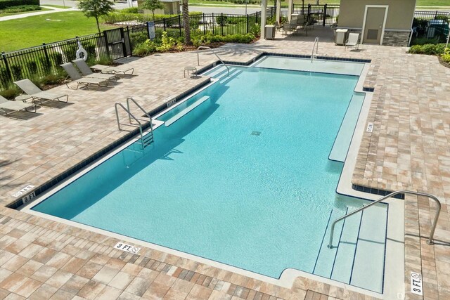 5684 Horseshoe Loop, Apopka, FL 32712 - community pool with a patio