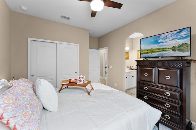 1208 Fieldstone Cir, Oviedo, FL 32765 - bedroom with a closet, arched walkways, ceiling fan, and ensuite bathroom