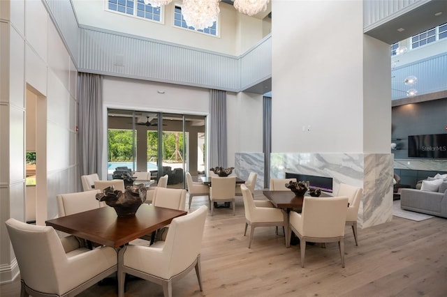 4162 Grande Brick Loop Unit 27, Orlando, FL 32837 - dining space featuring a towering ceiling, light wood-style flooring, and a chandelier