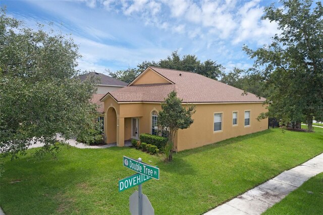 2534 Double Tree Pl, Oviedo, FL 32766 - view of front of property featuring stucco siding, a front lawn, and roof with shingles